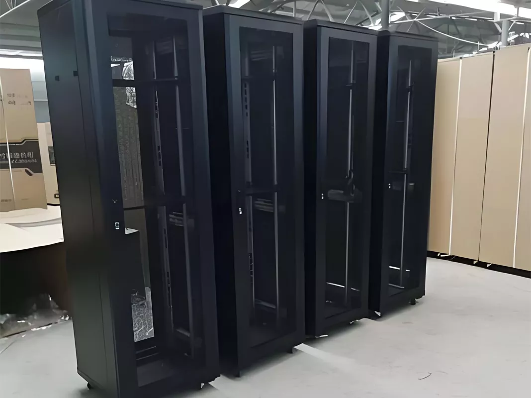 Kabinet Jaringan Ruang Komputer